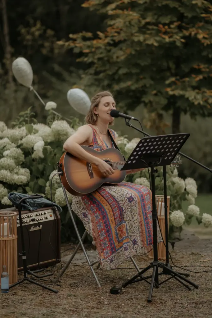 Caroline singt und spielt Gitarre bei einer Trauung im Singer-Songwriter-Stil