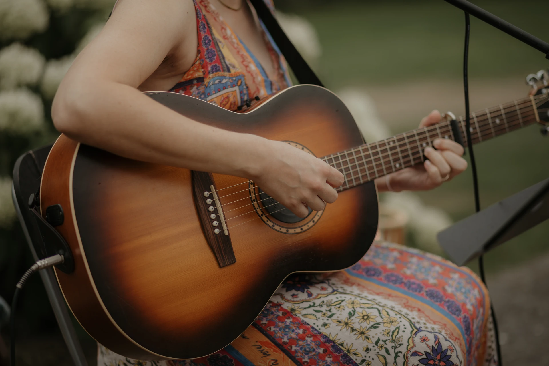 Caroline, Hochzeitssängerin aus Aachen, spielt akustische Gitarre bei einem Hochzeitsauftritt