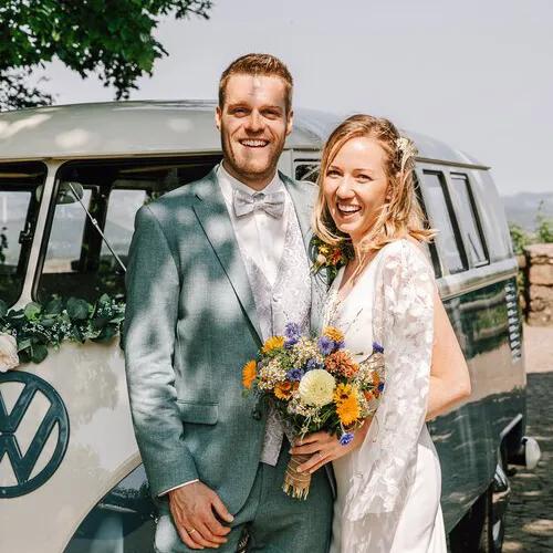 Glückliches Brautpaar nach der Hochzeit in Aachen